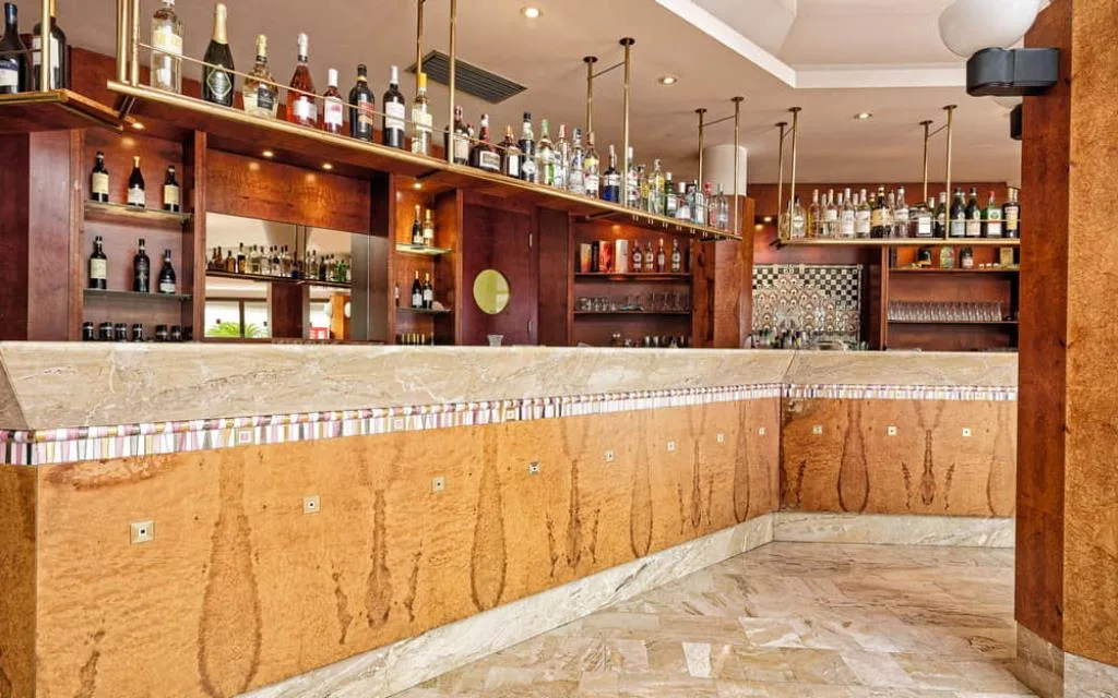 bar