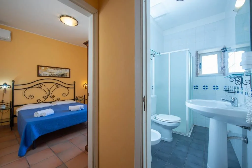 Camera con bagno privato dotato di doccia, lavabo e wc