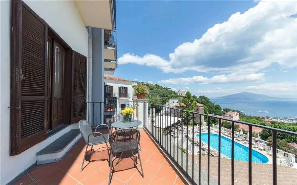 balcone camera poolview