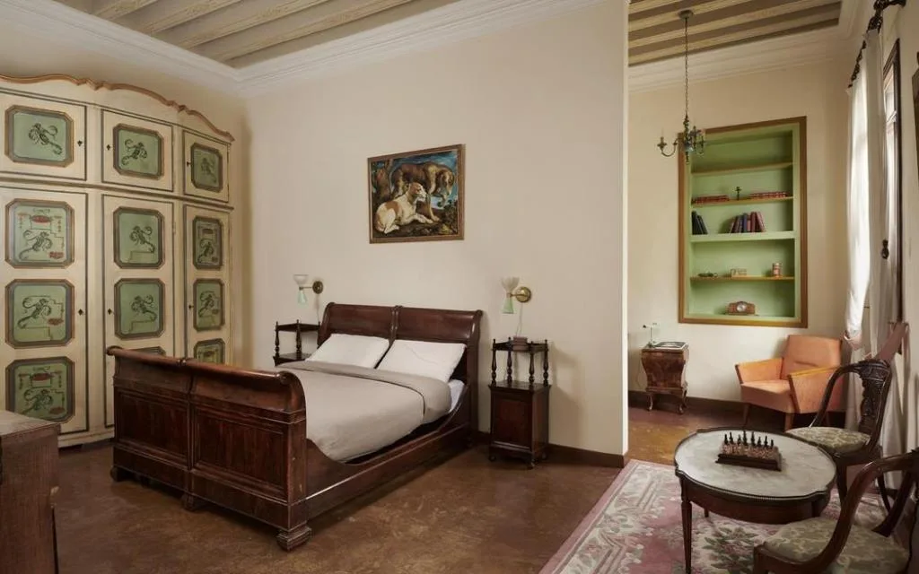 Camera elegante con letto in legno, armadio dipinto e angolo lettura con nicchia verde
