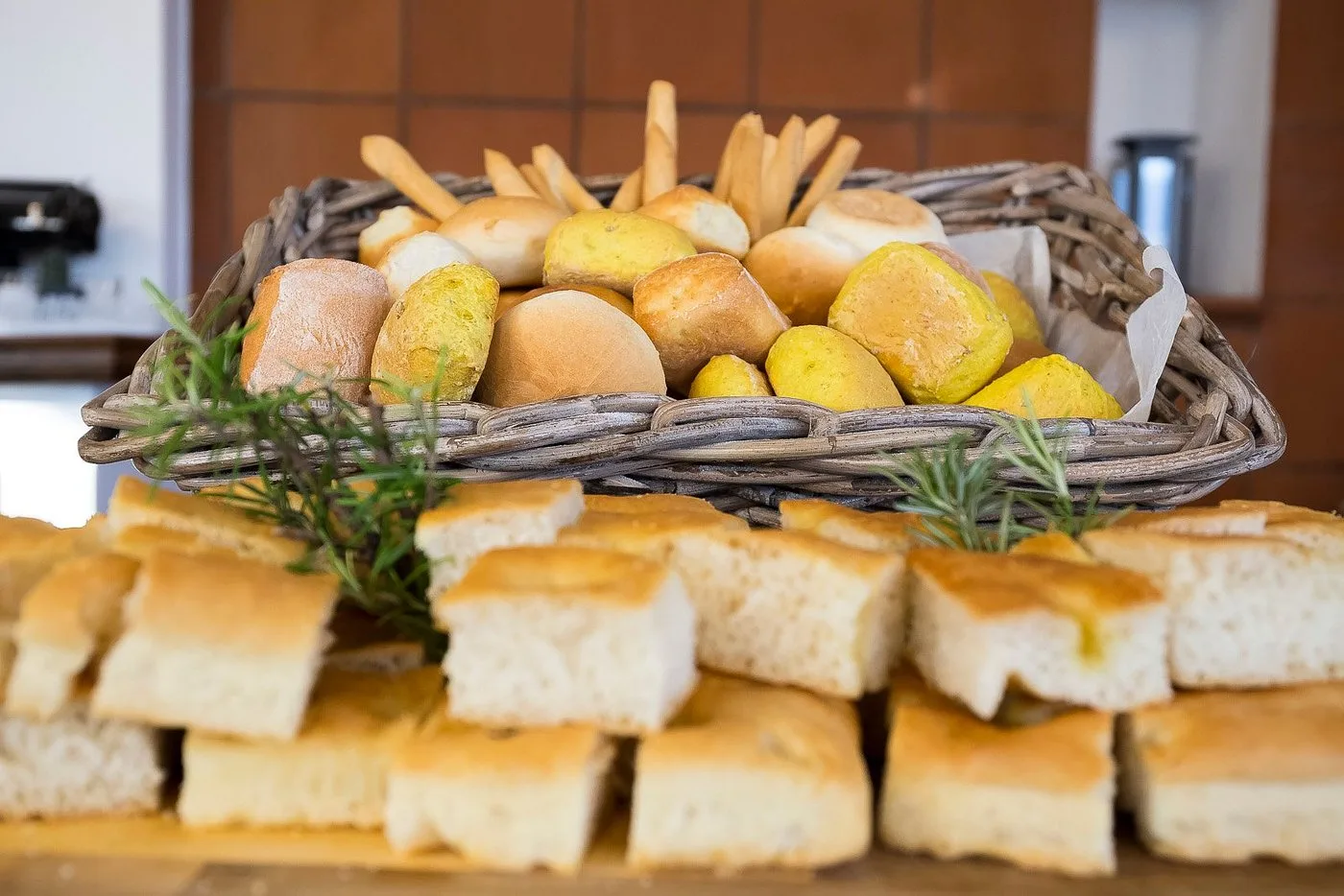 Cesto di pane e focaccia fresca del buffet della colazione