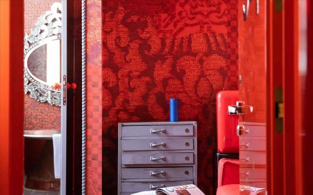 camera Medium Rosso