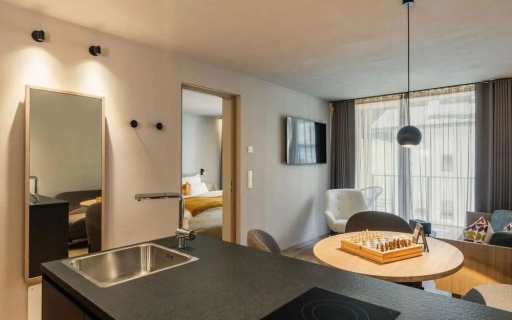 Angolo cucina con vista sulla camera da letto e zona pranzo