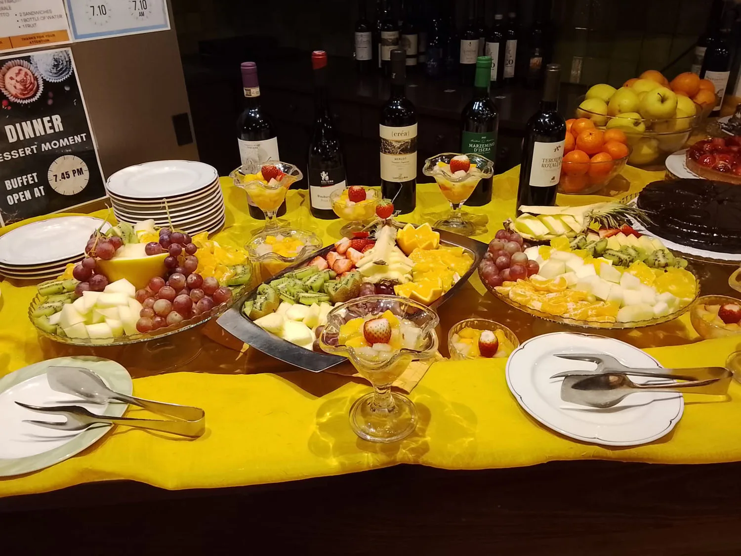 Buffet di dolci e frutta fresca con vini e coppe di macedonia