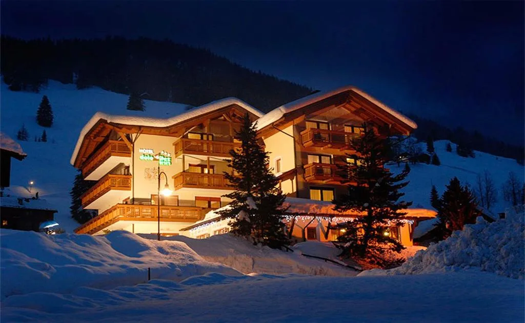 Hotel illuminato di notte immerso nella neve invernale