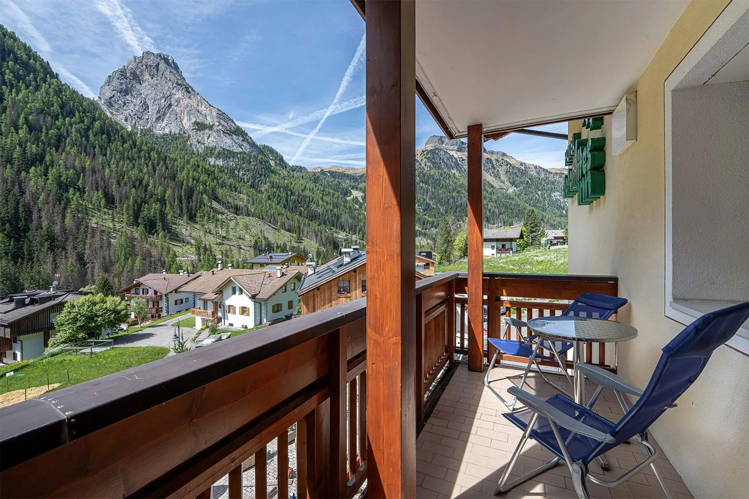 Balcone con tavolino e sedie e vista panoramica sulle montagne dolomitiche
