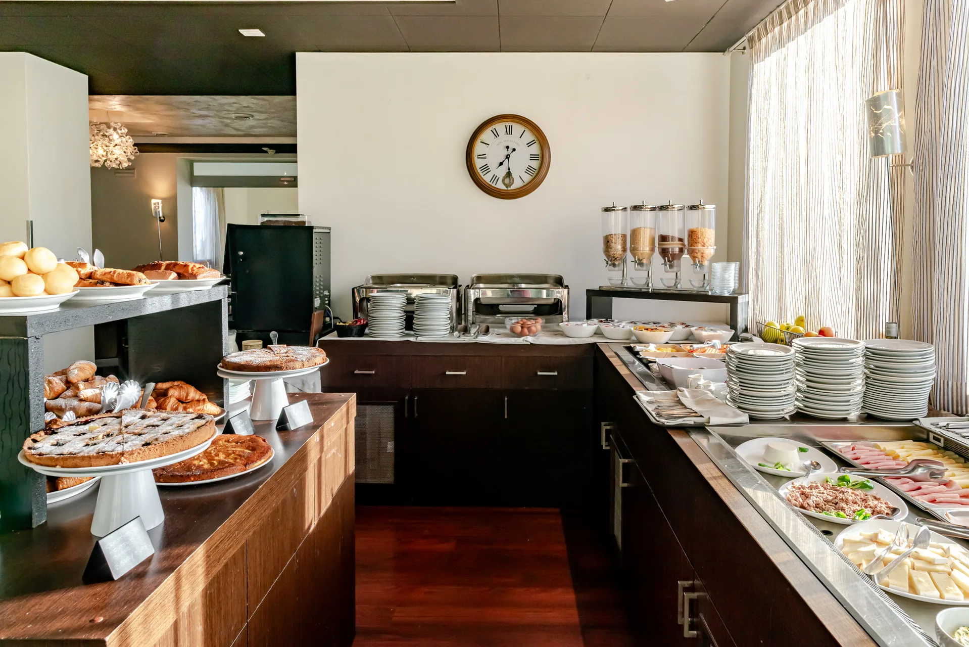 Buffet della colazione con dolci, torte, salumi, formaggi e cereali