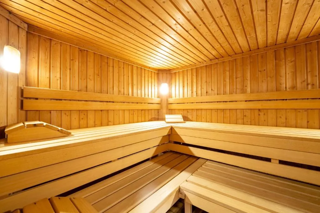 Sauna finlandese in legno con panche e illuminazione soffusa