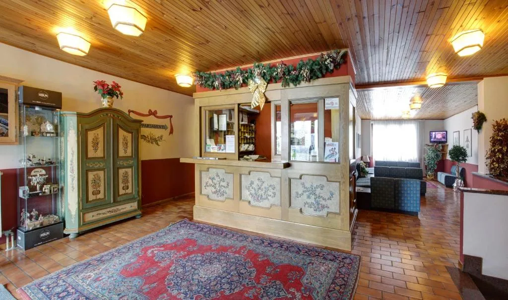 Hall dell'hotel con reception in legno e arredi tradizionali