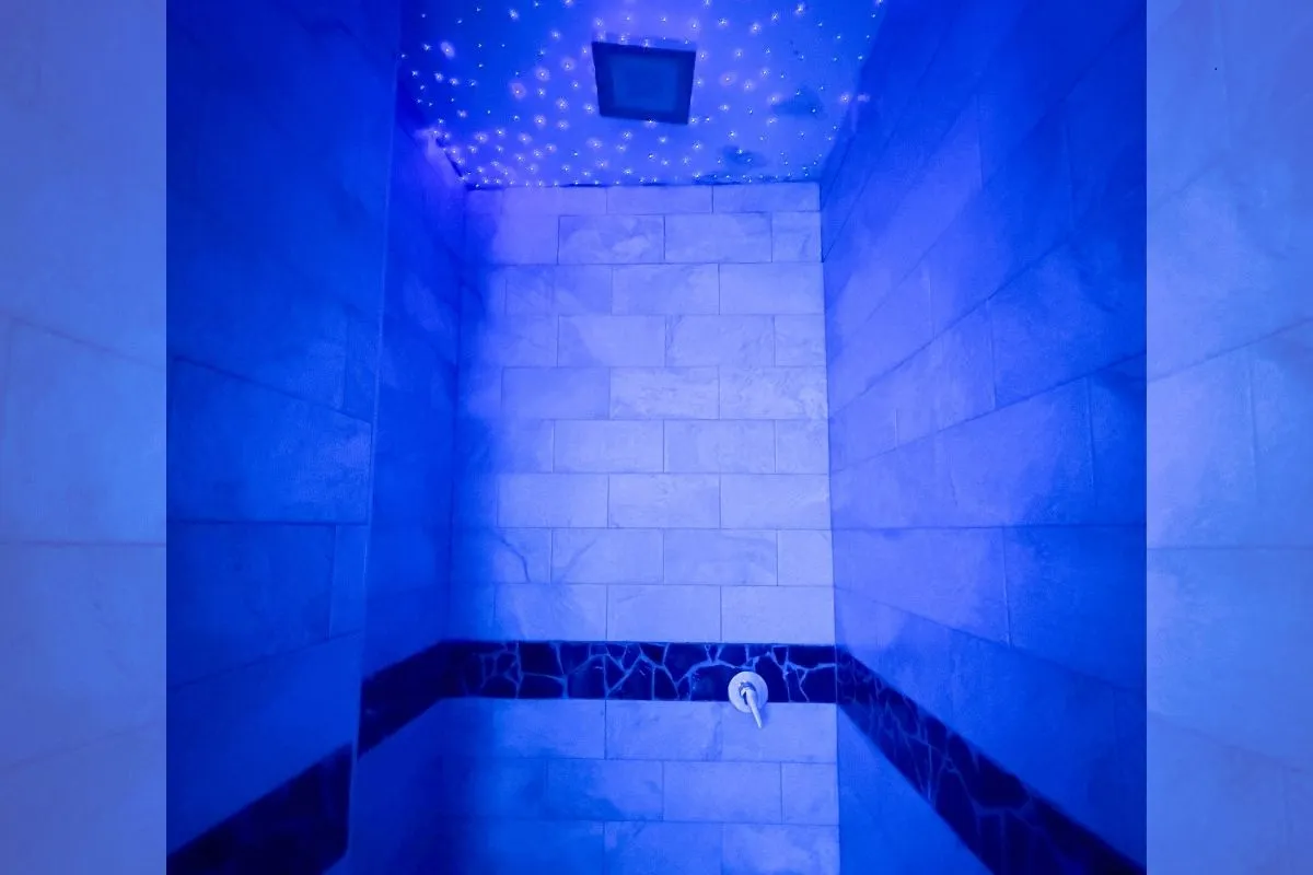 Bagno turco con illuminazione blu e soffitto a cielo stellato