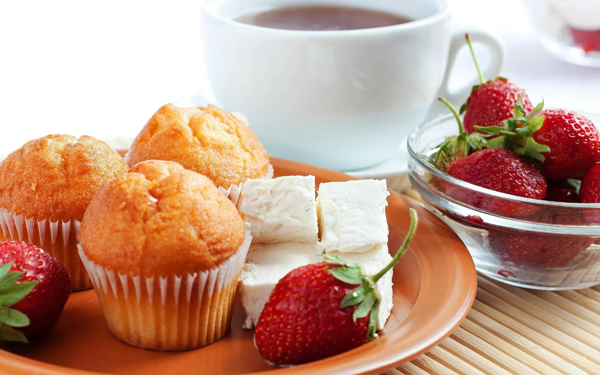 Muffin, formaggio e fragole con tazza di tè