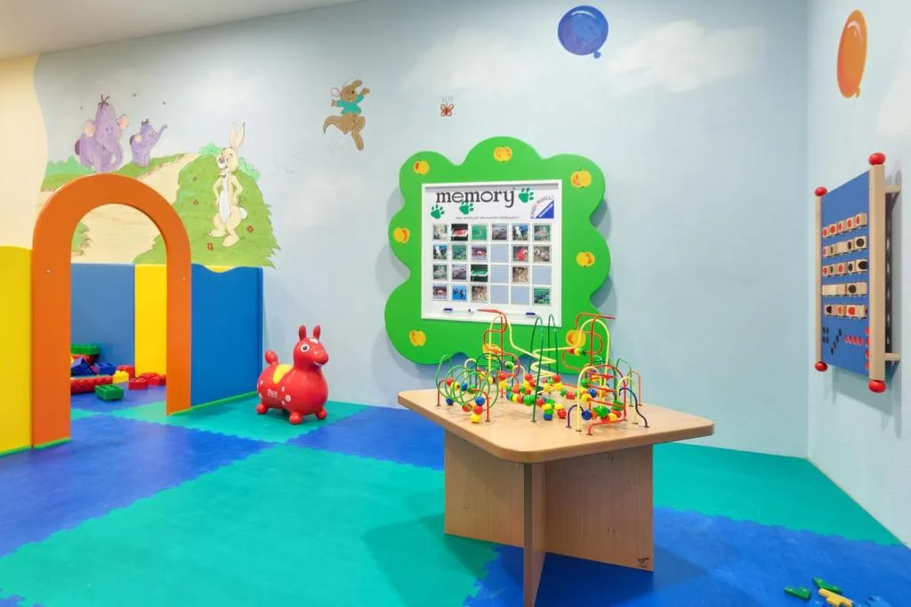 Sala giochi per bambini colorata con giochi didattici, gioco a molla e pavimento morbido