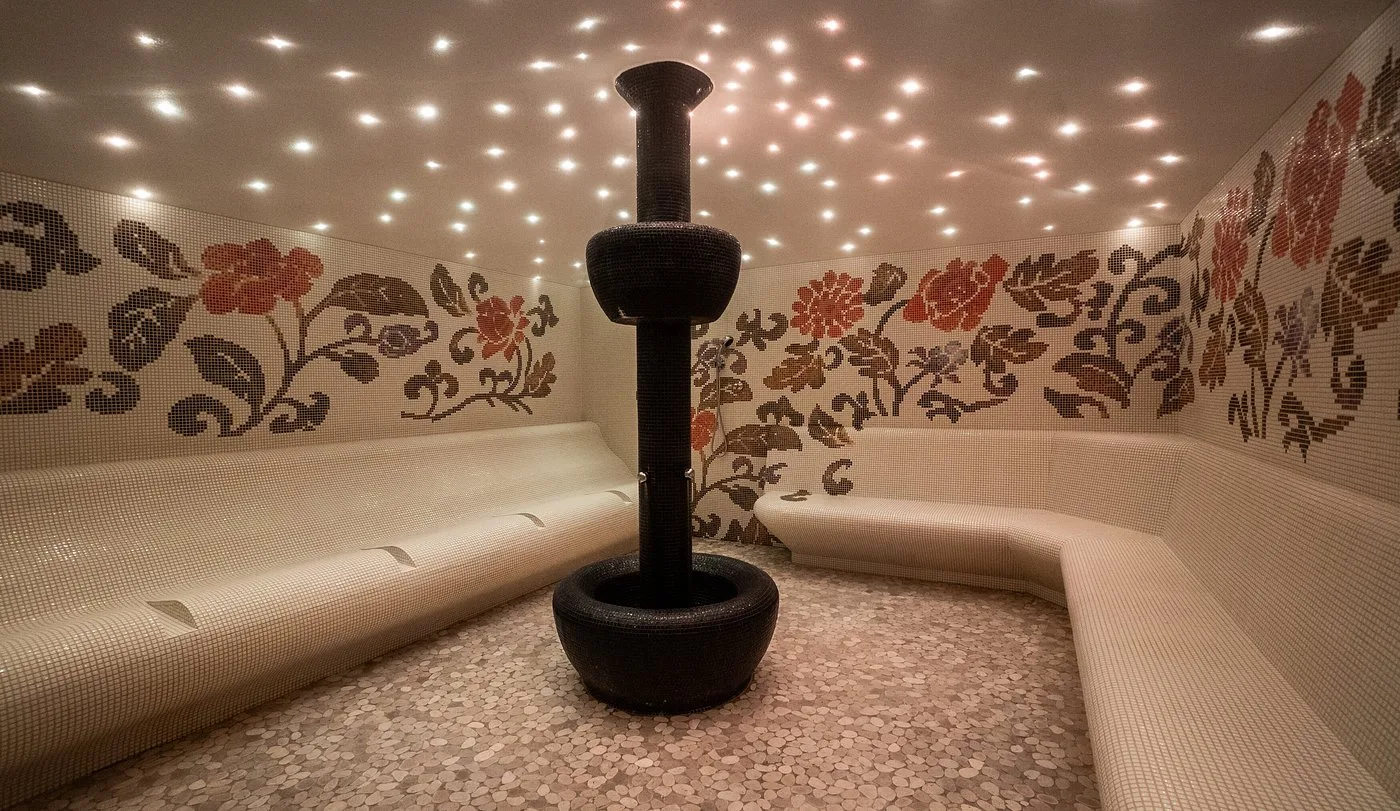 Bagno turco con mosaico decorato a motivi floreali e soffitto con luci a cielo stellato