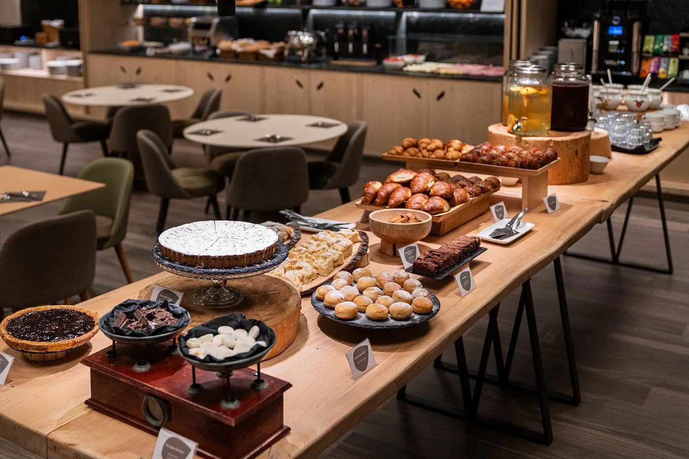 Buffet con dolci, croissant e torte su tavoli in legno nel ristorante