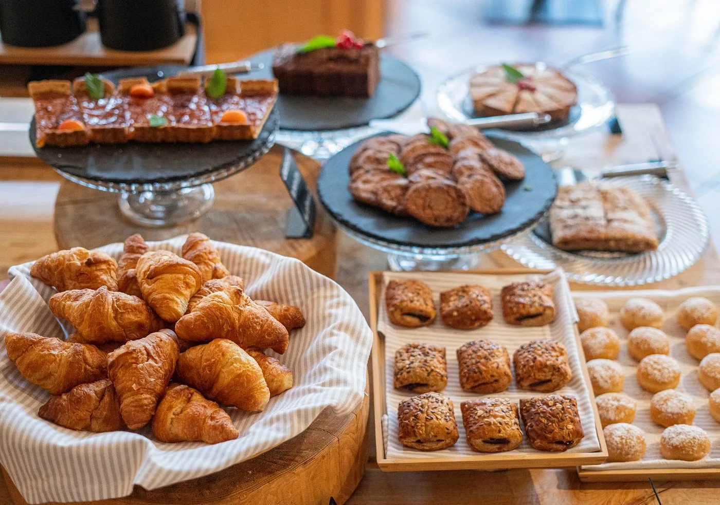 Dettaglio del buffet colazione con croissant, dolci e crostate