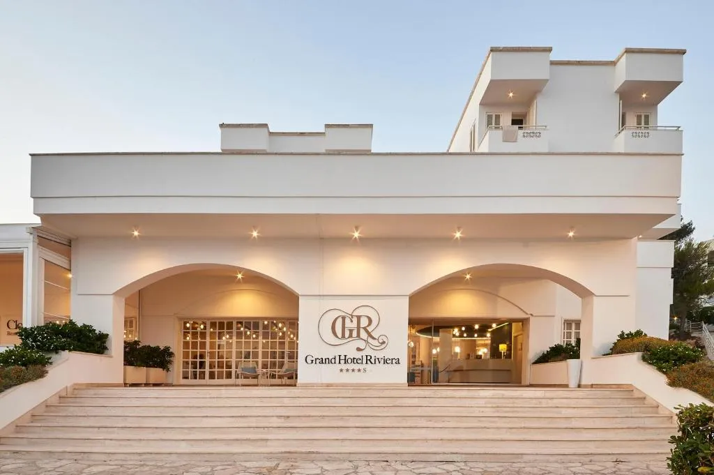Facciata del Grand Hotel Riviera con archi illuminati e scalinata