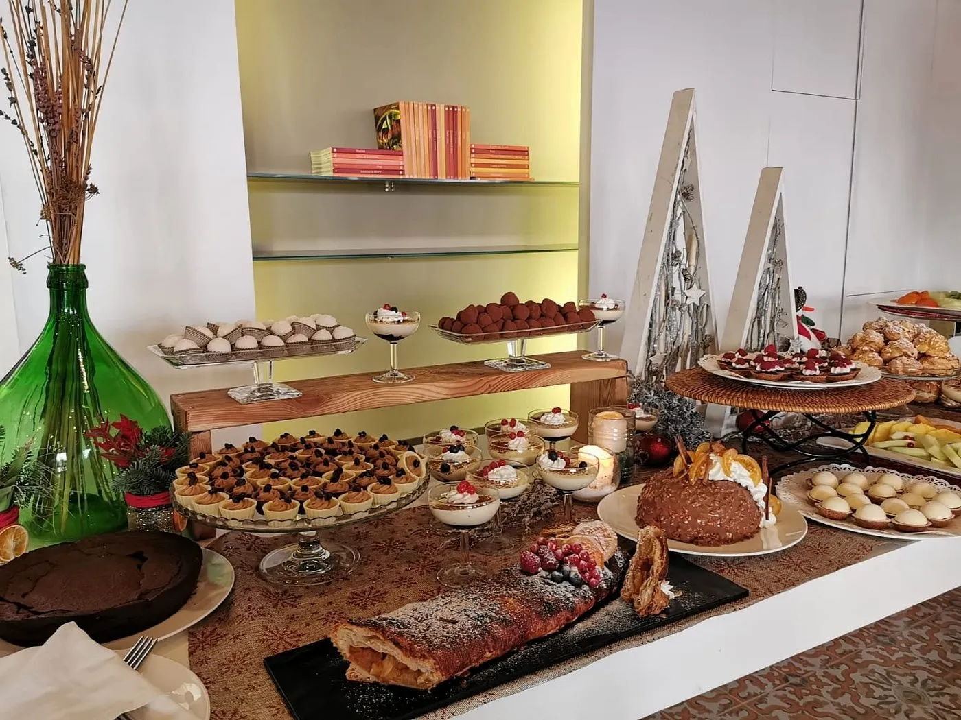 Buffet di dolci e dessert con decorazioni natalizie