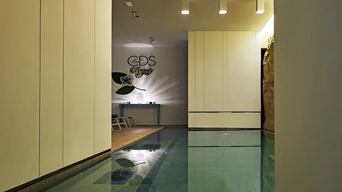 Ingresso della spa con piscina interna e logo Beauty