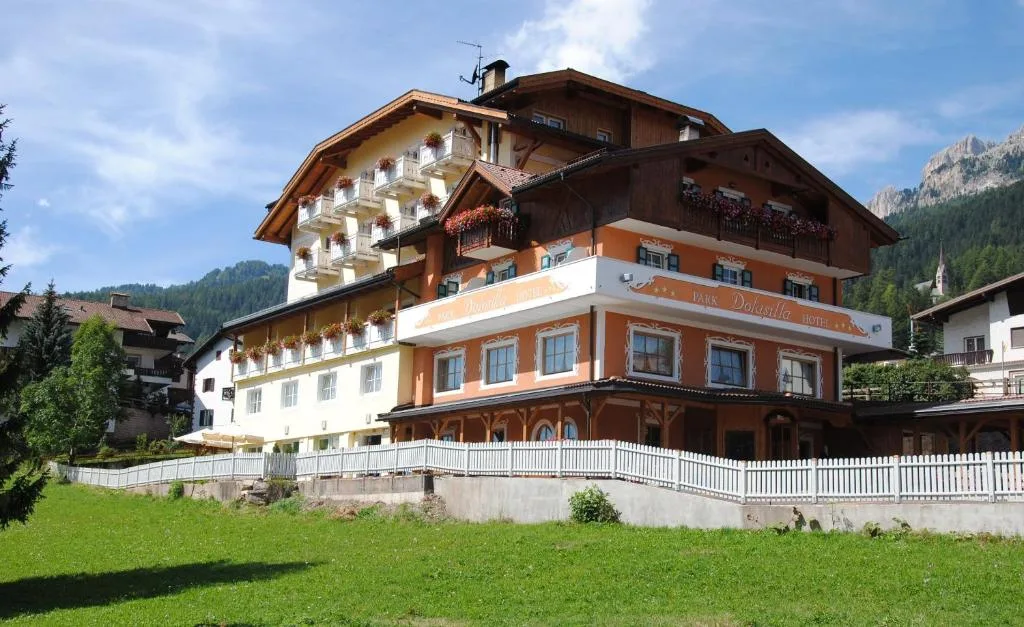 Facciata del Park Hotel Dolasilla con balconi fioriti e prato verde