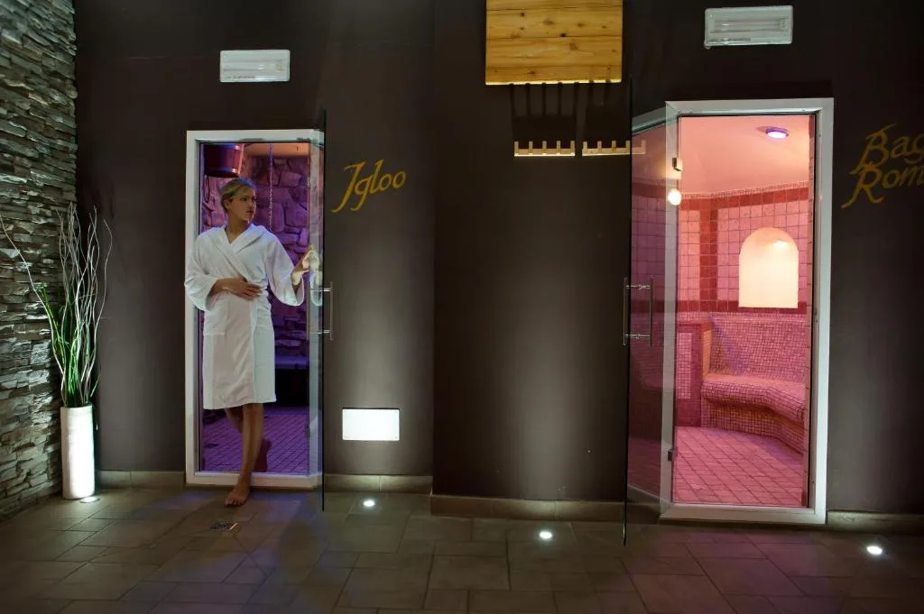 Cabine igloo e bagno romano con illuminazione soffusa nella spa