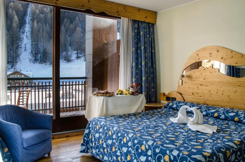 Camera matrimoniale con balcone e vista sulle piste da sci