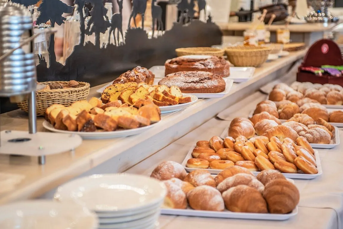 Buffet della colazione con dolci, croissant e pane fresco