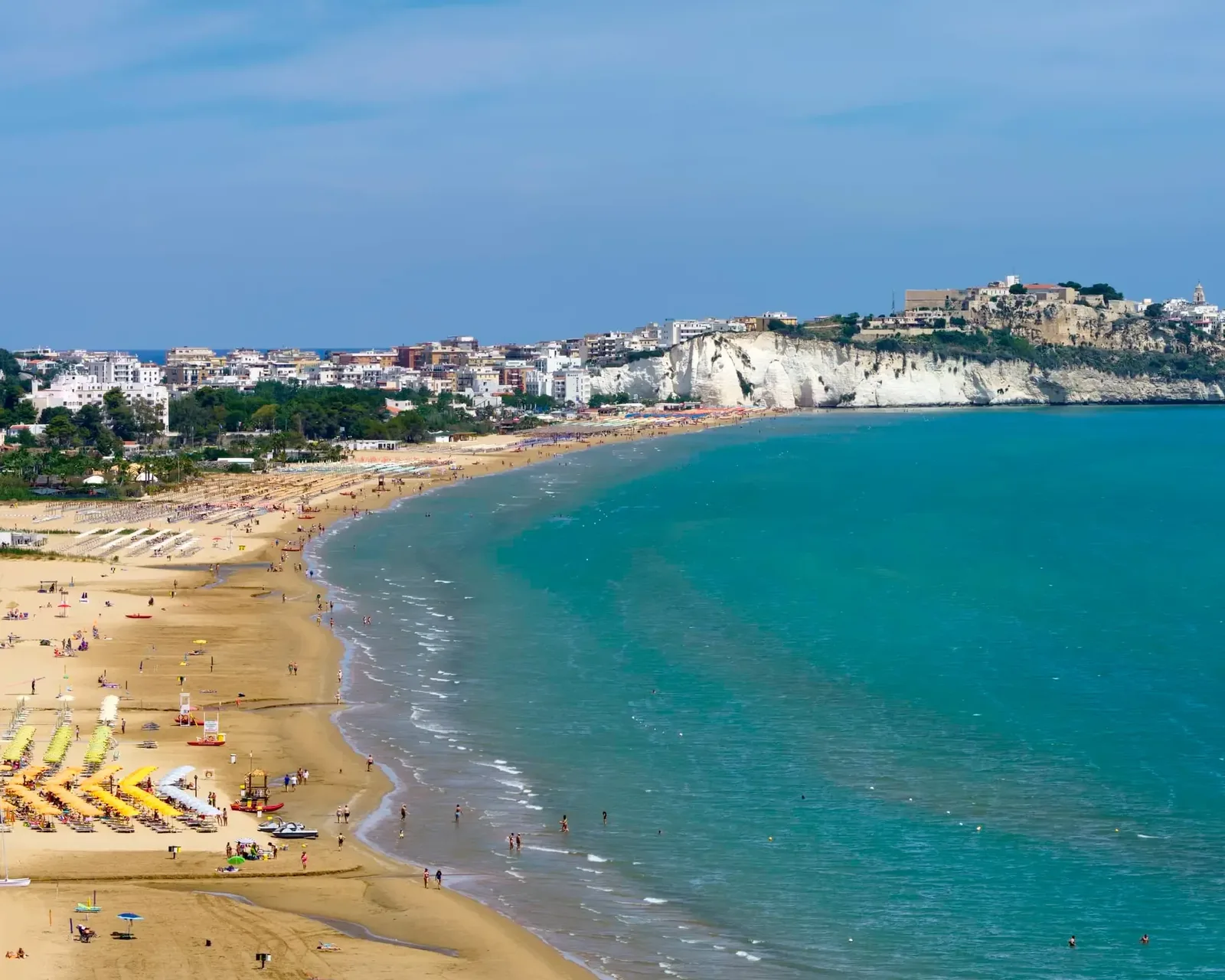 Panorama della baia di Vieste con lunga spiaggia sabbiosa e falesie bianche