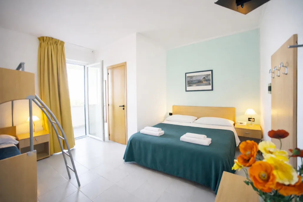 Camera familiare con letto matrimoniale, letto a castello e balcone