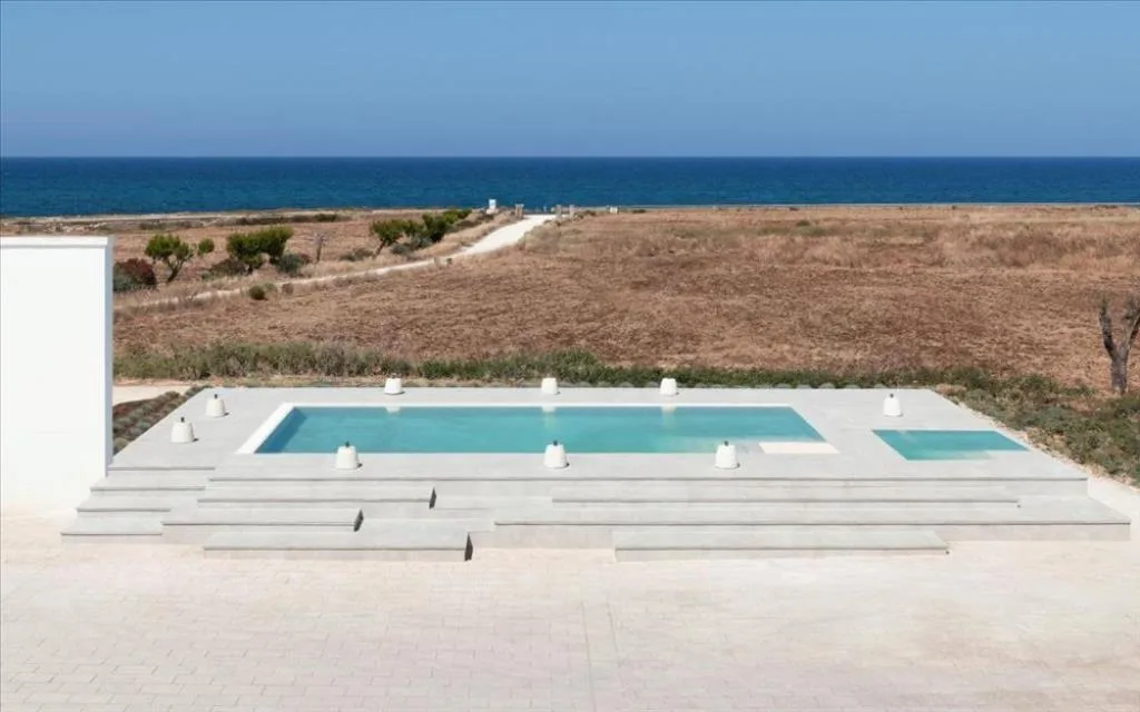 Piscina esterna con vista sul mare e sulla campagna circostante