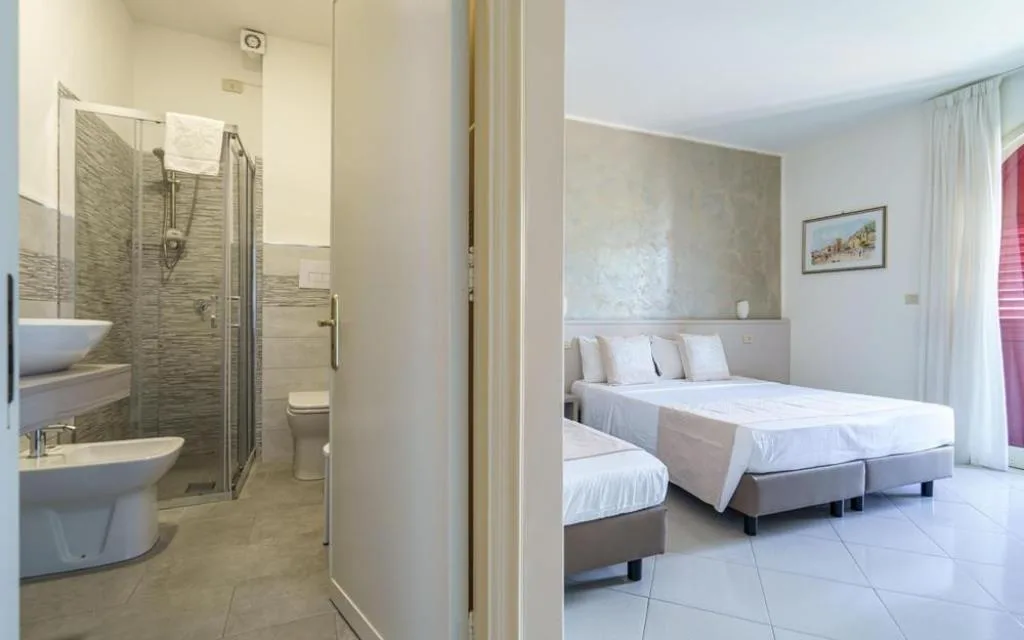 Camera con letto matrimoniale e singolo affiancata da bagno con doccia
