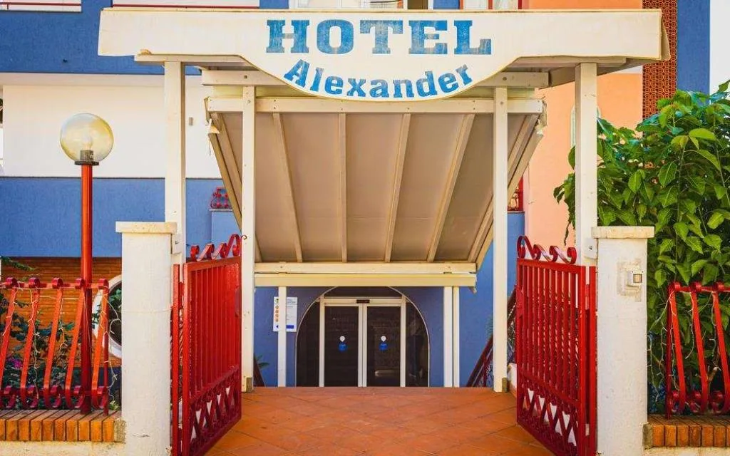Ingresso dell'Hotel Alexander con insegna e cancello rosso