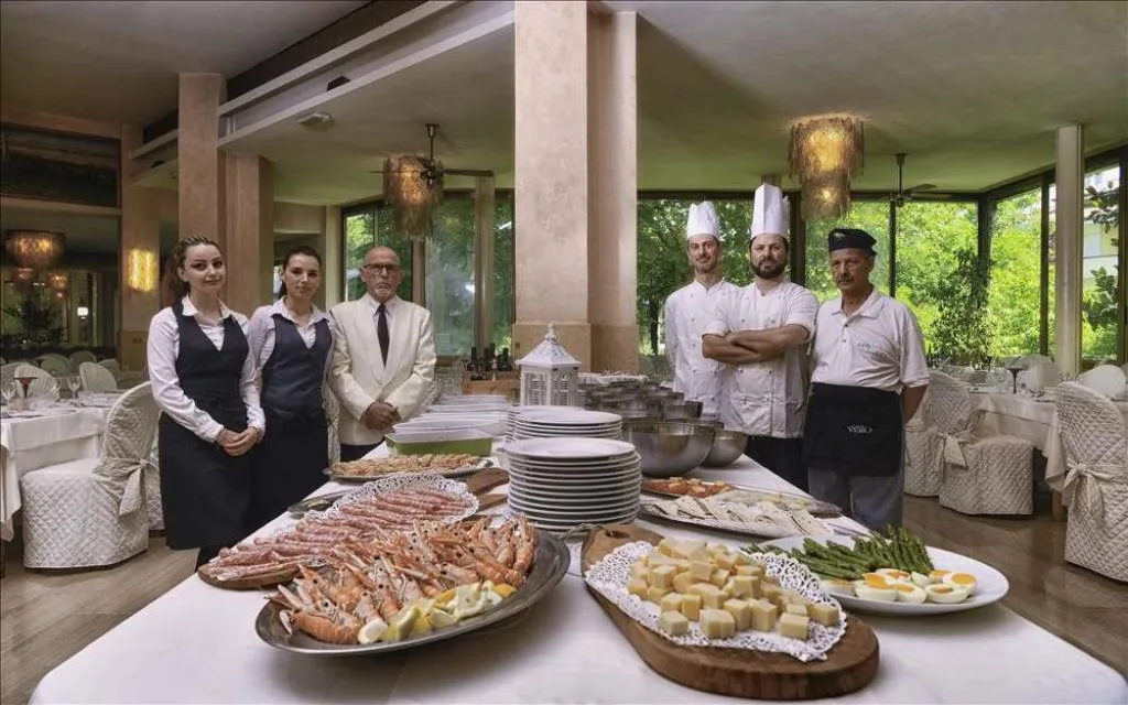 Staff dell'hotel con ricco buffet di pesce e antipasti nel ristorante