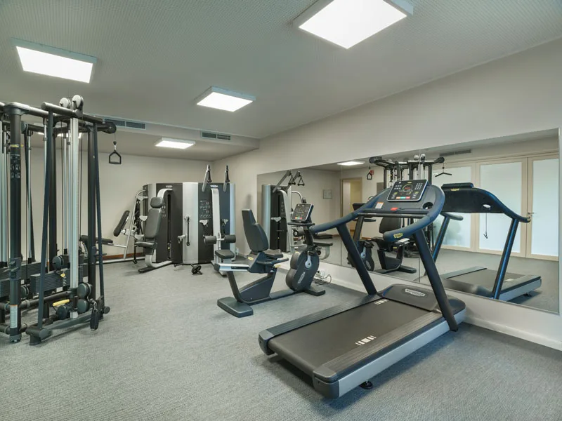 Palestra dell'hotel attrezzata con tapis roulant, cyclette e macchinari