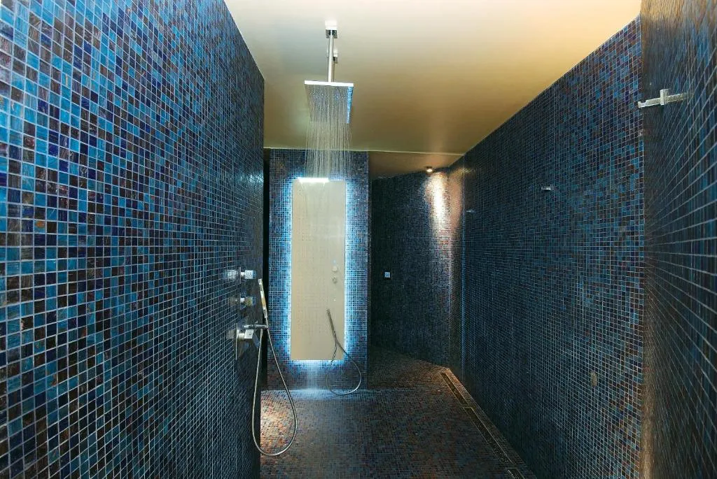 Doccia emozionale della spa con rivestimento a mosaico blu