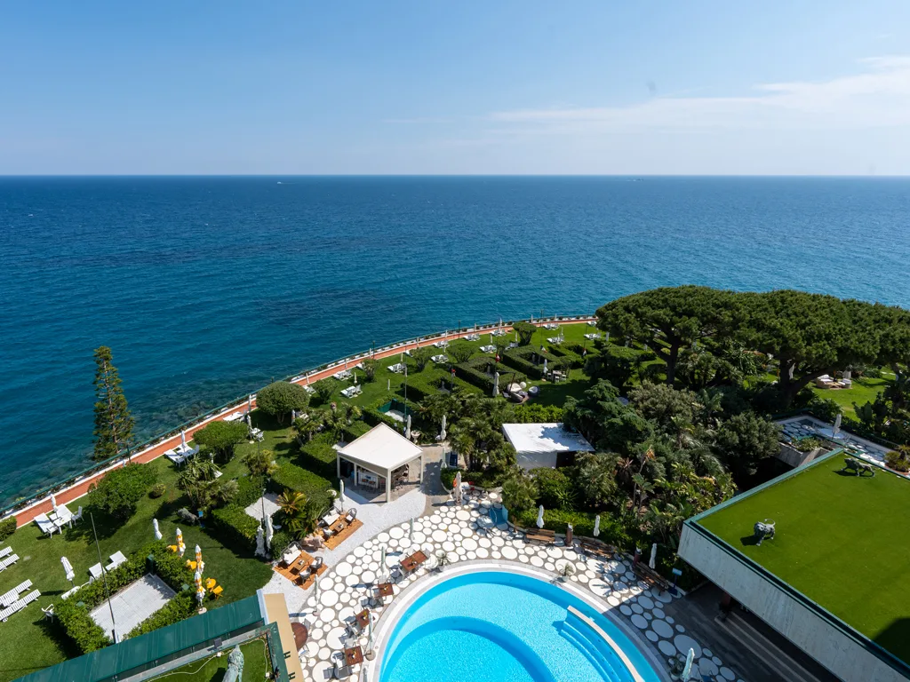 Vista panoramica sul mare con piscina e giardini dell'hotel dall'alto
