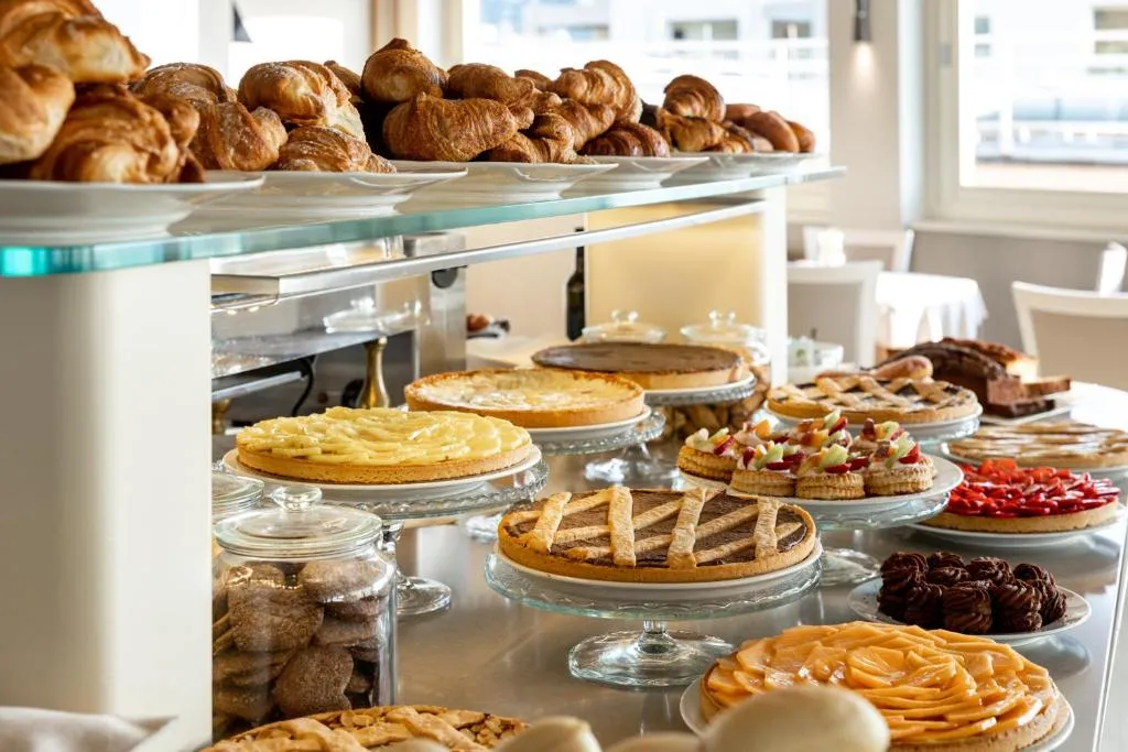 Buffet di colazione con croissant, crostate e dolci assortiti