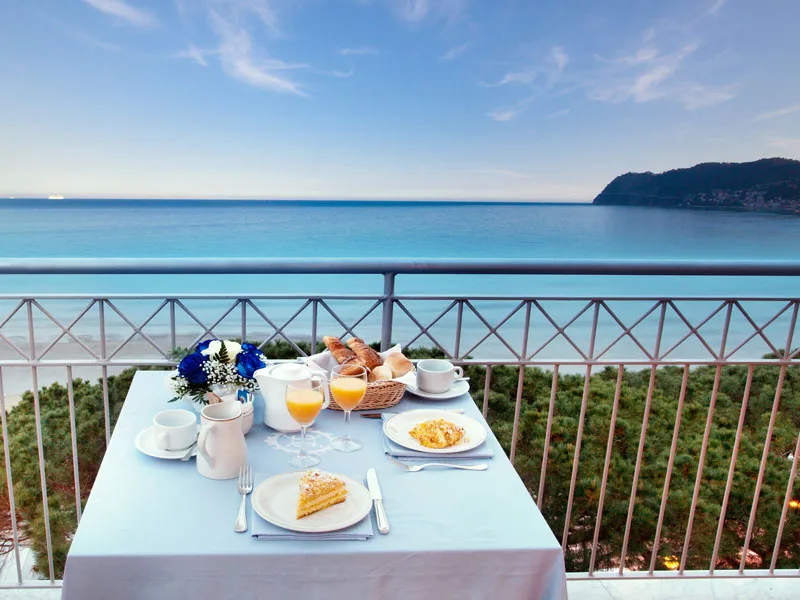 Colazione servita su balcone con vista panoramica sul mare e sulla spiaggia