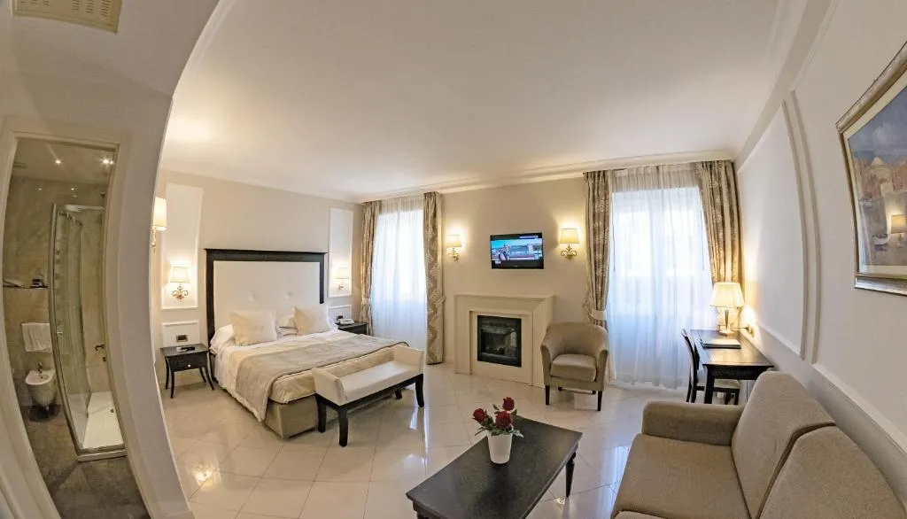 Spaziosa suite con letto matrimoniale, camino, salottino e bagno con doccia