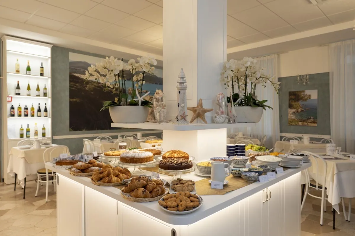 Buffet della colazione con dolci, croissant e crostate fatte in casa
