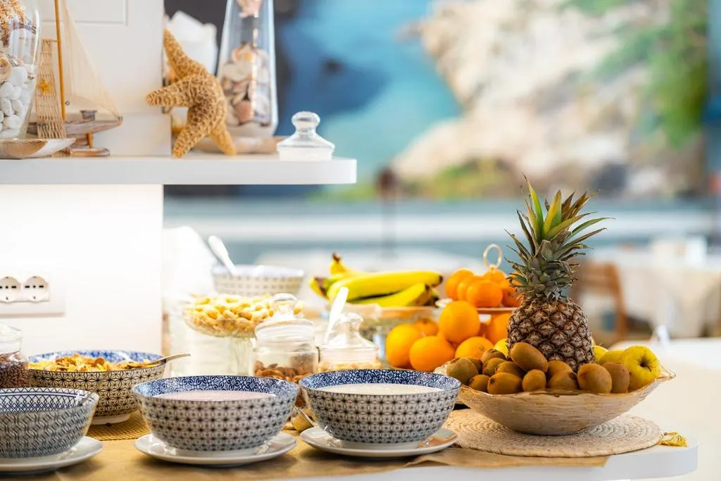 Dettaglio del buffet colazione con frutta fresca, ananas e cereali