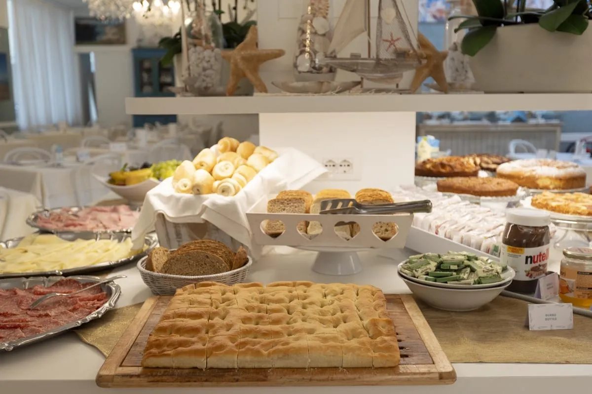 Buffet salato con affettati, formaggi, focaccia e pane fresco