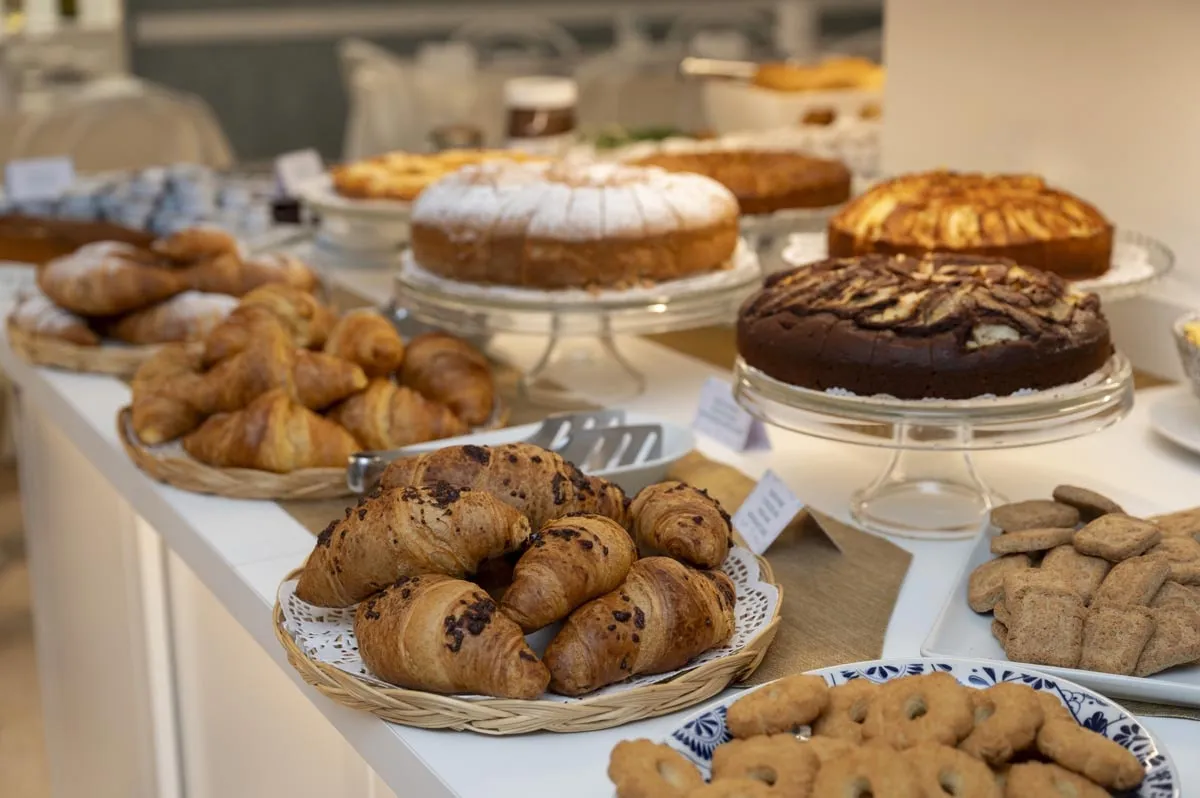 Selezione di torte, croissant e biscotti del buffet colazione