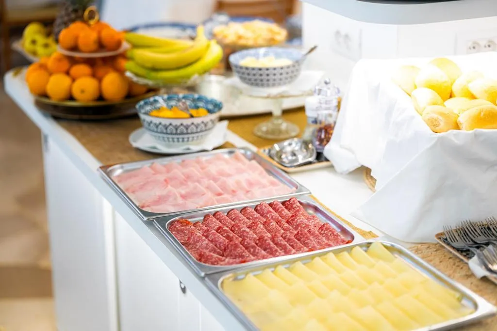 Vassoi di salumi e formaggi con frutta fresca al buffet colazione