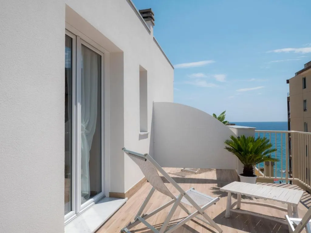 Terrazza privata con sedie, tavolino e vista sul mare