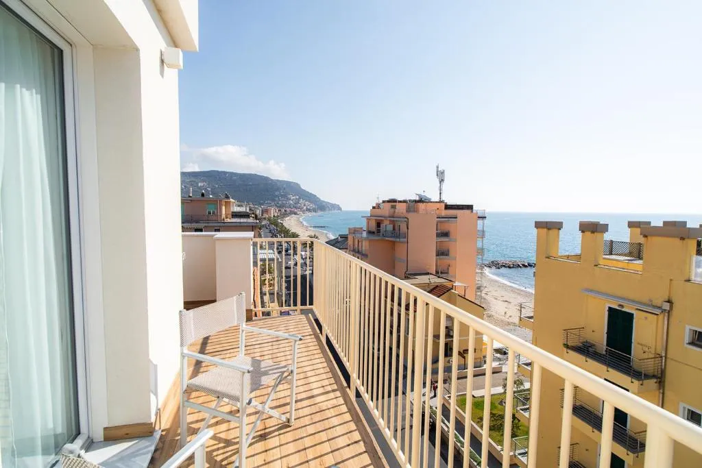 Balcone con vista panoramica sulla spiaggia e sul mare