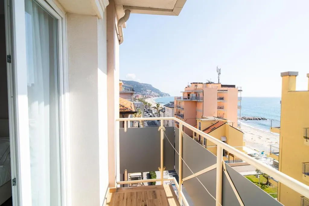 Balcone con vista sulla costa, sulle case e sul mare
