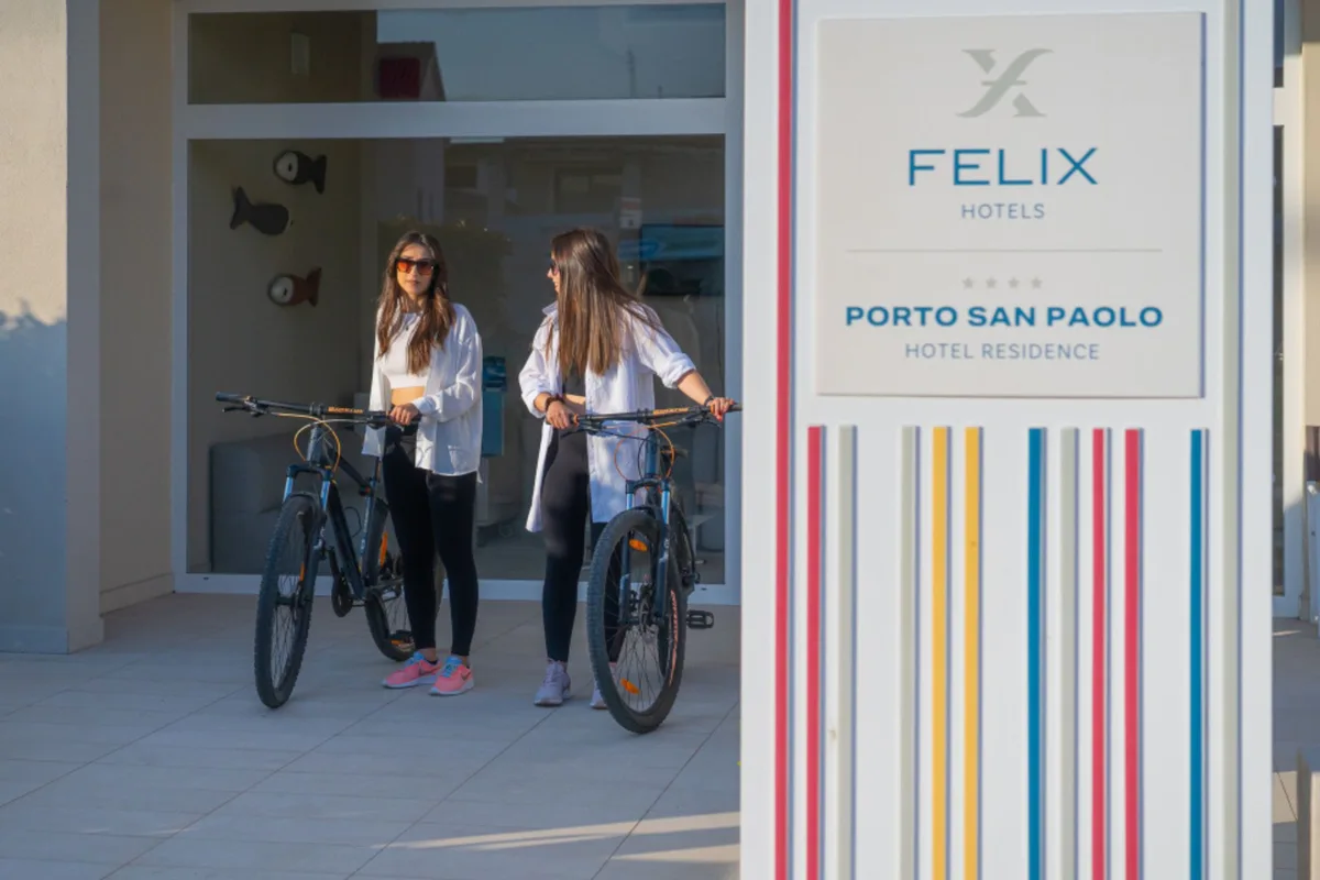 Due ospiti con biciclette all'ingresso del Felix Hotel Porto San Paolo