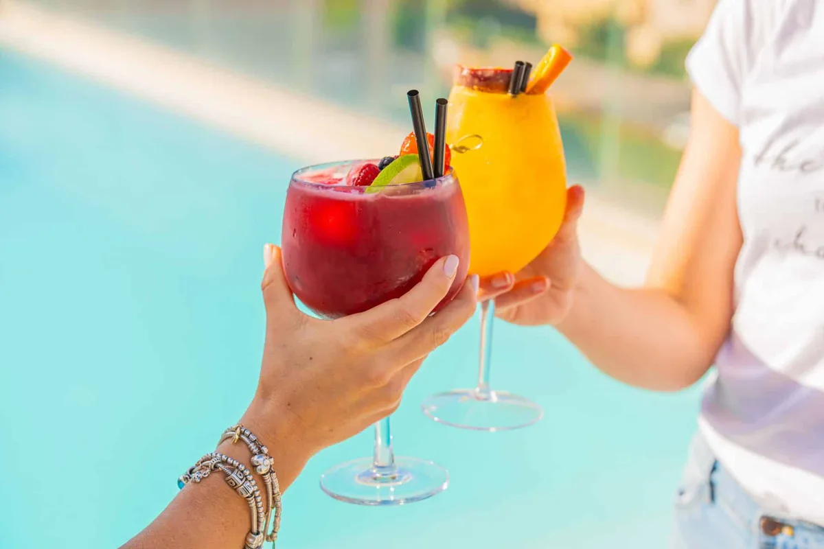 Brindisi con cocktail alla frutta a bordo piscina
