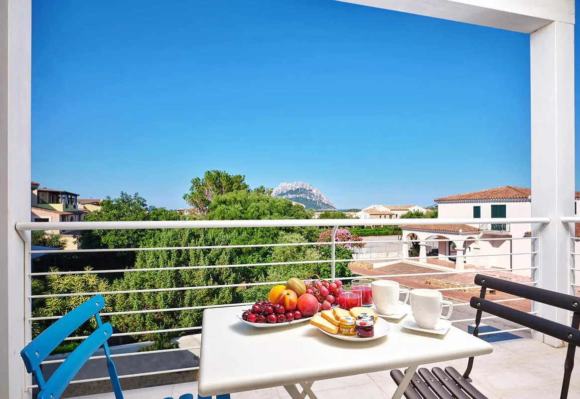 Balcone con colazione e vista sull'isola di Tavolara