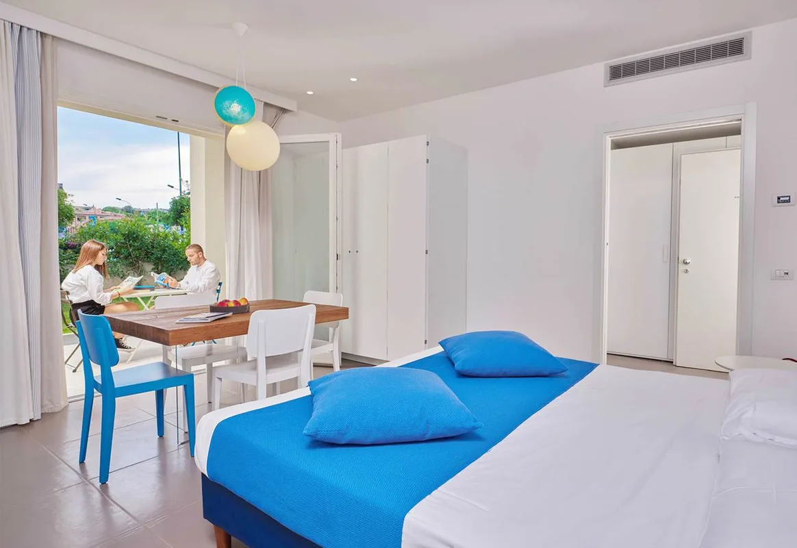 Camera luminosa con letto matrimoniale e zona relax sul balcone